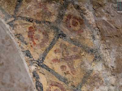 Al centro delle figure vi sono infine alcune croci, triangoli e vari cerchi a carattere simbolico